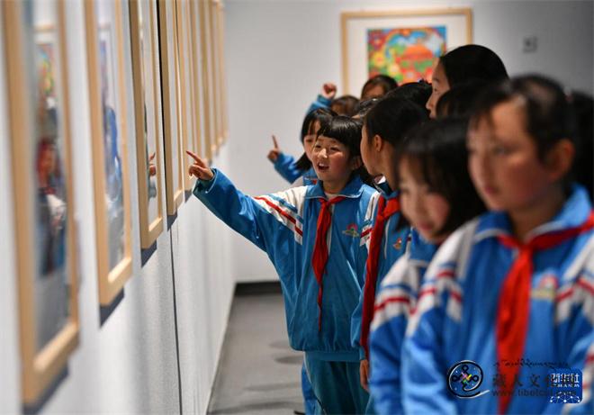 西藏首届特殊教育学校学生美术作品展开展3.jpg