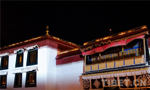 西藏迎来“燃灯日”纪念宗喀巴大师圆寂600周年2.jpg