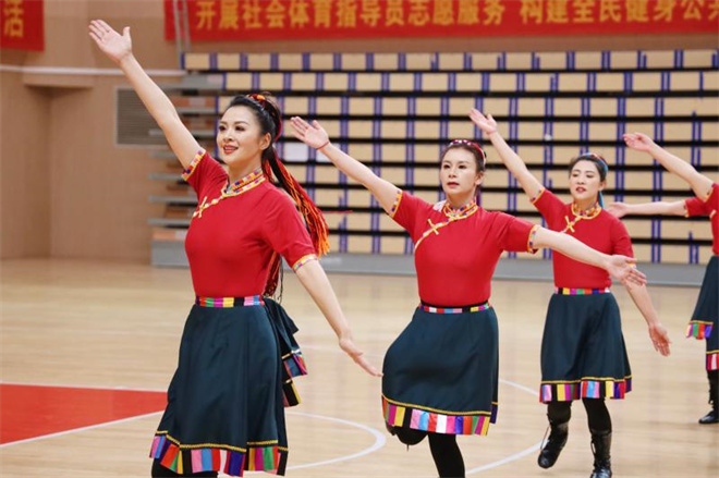 旋转！跳跃！迪庆州民族健身操展示大赛舞动全城3.jpg
