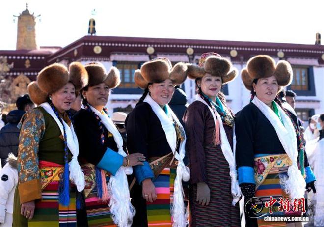 西藏拉萨妇女盛装迎接“仙女节”4.jpg