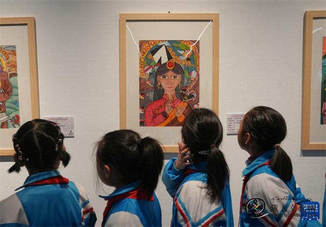 西藏首届特殊教育学校学生美术作品展开展5.jpg