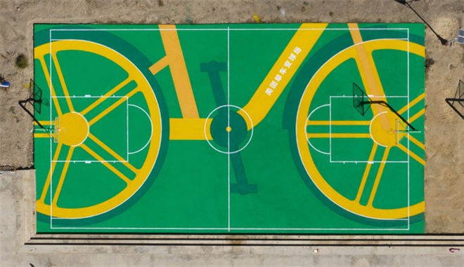单车轮胎变身塑胶球场，“落户”珠峰脚下的高原县城1.jpg