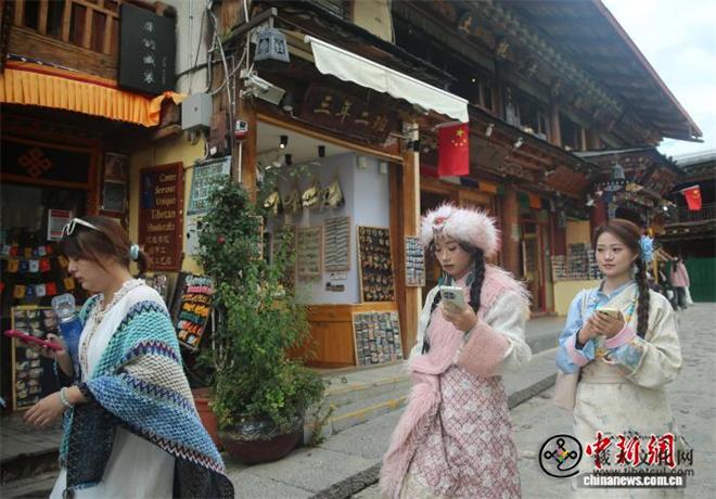 第三届“香格里拉”文旅节开幕 持续深化品牌建设1.jpg