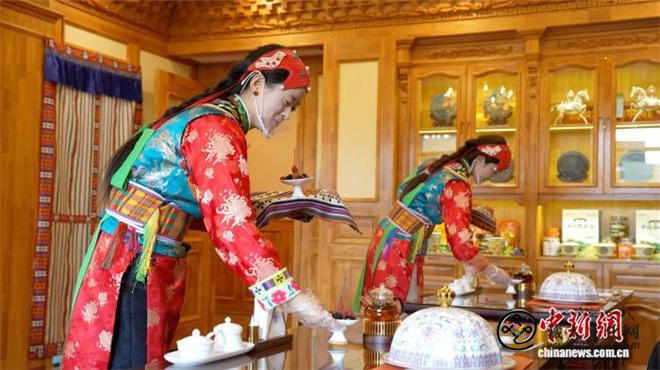 甘南卓尼藏王宴：一道菜一表演 传统藏餐新“赛道”2.jpg
