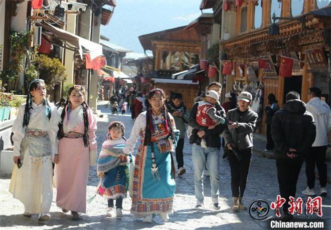 首届世界的“香格里拉”文化旅游节开幕3.jpg