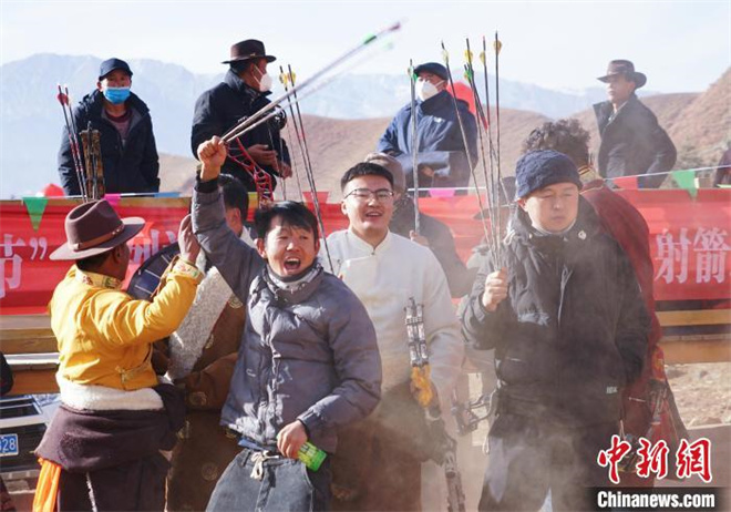 青海祁连县：藏族民众切磋箭术喜迎农历新年5.jpg