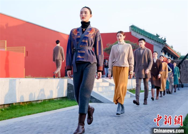 藏式针织系列亮相北京时装周 国际化设计演绎传统服饰之美4.jpg