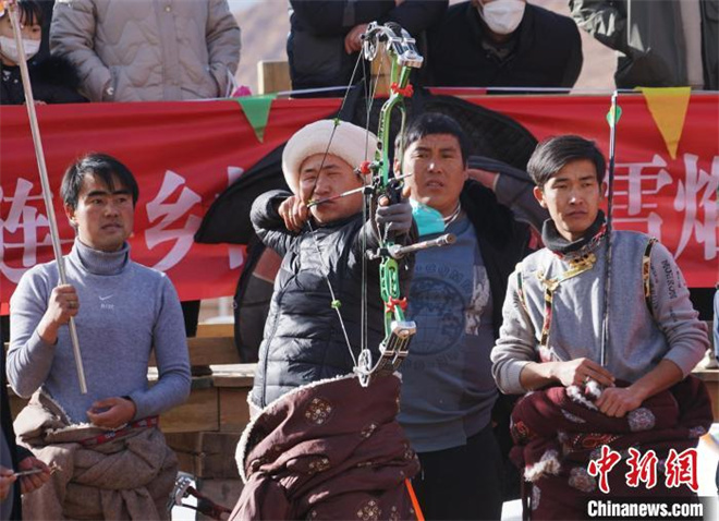 青海祁连县：藏族民众切磋箭术喜迎农历新年4.jpg