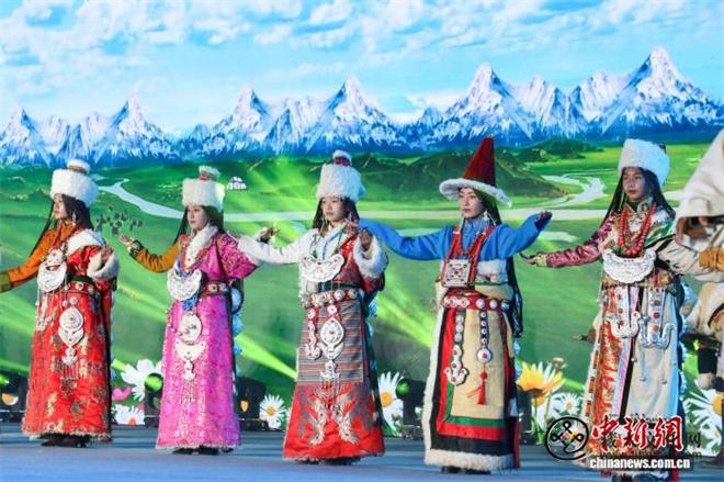 青海贵德：2026藏历火马新年文艺晚会上演2.jpg