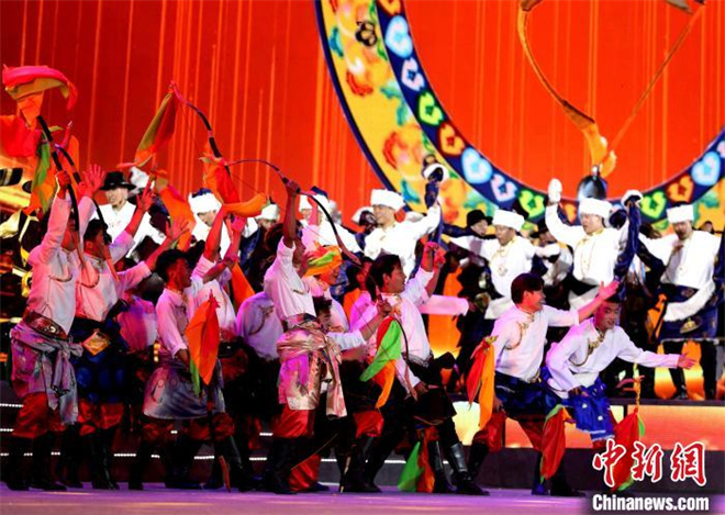 青海省海南州举行迎宾晚会 云集八方来客庆祝成立70周年5.jpg
