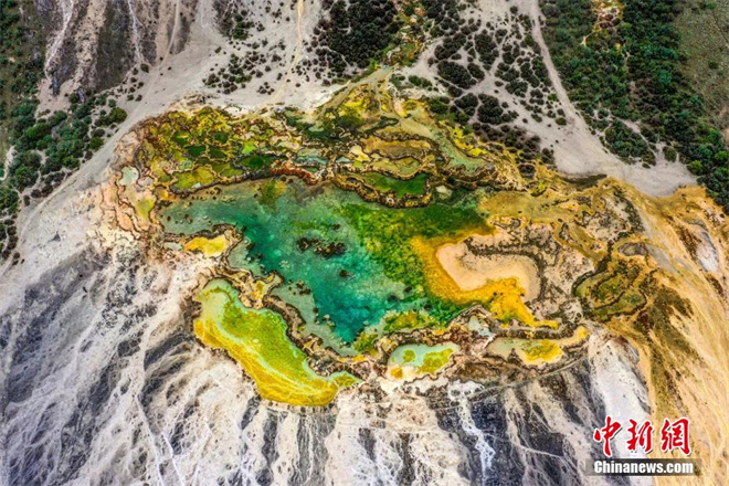 四川省甘孜州：隐藏在山谷中的最美钙化彩池3.jpg
