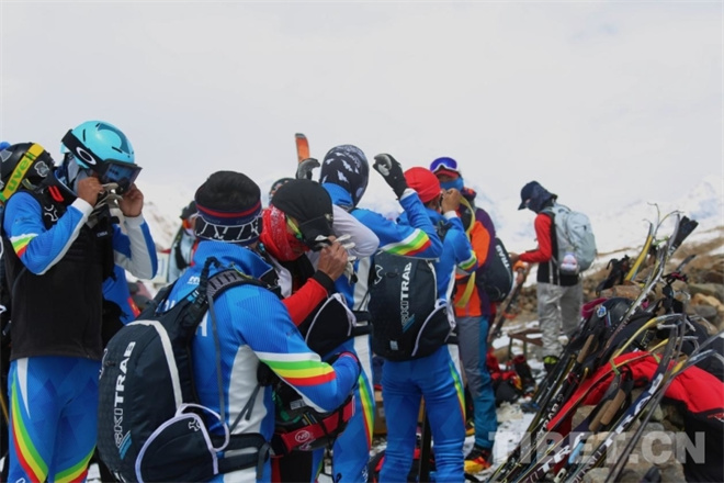 世界冠军次旦玉珍、玉珍拉姆及40余名滑雪运动员在西藏参加滑雪登山交流2.jpg