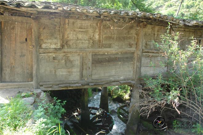 白马藏人村落里还存在的水磨房.JPG
