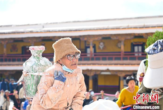 西藏布达拉宫迎来新一季粉刷2.jpg