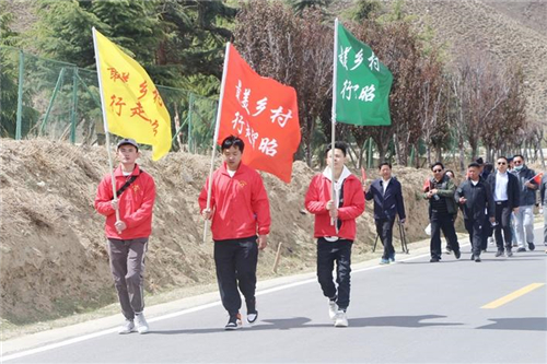 拉萨市城关区举行第五届徒步活动暨桃花林卡节.jpg