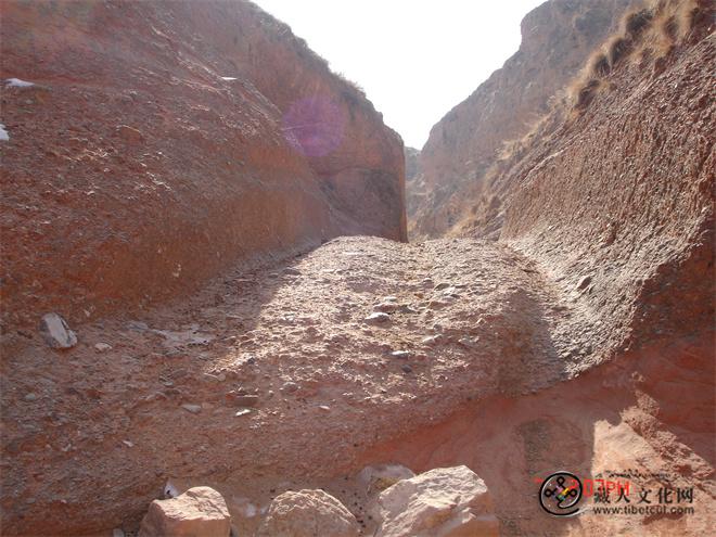 至今无人知晓的永登西古道——小砂沟古道，石路上有明显古代木轮车碾压出的辙痕.JPG