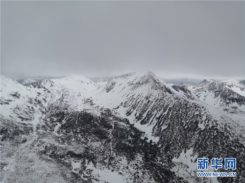 空中“漫步”贡嘎云海 四川甘孜州探索旅游新模式2.jpg