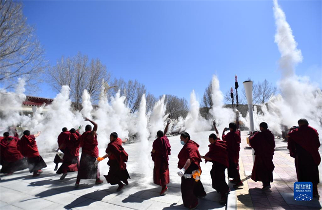 西藏扎什倫布寺舉行立經桿儀式3.jpg