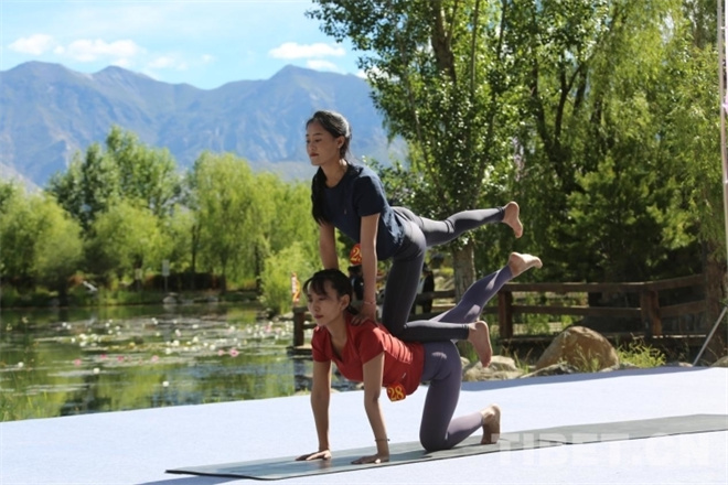 2023年西藏自治区全民健身系列活动（健身瑜伽）举行3.jpg