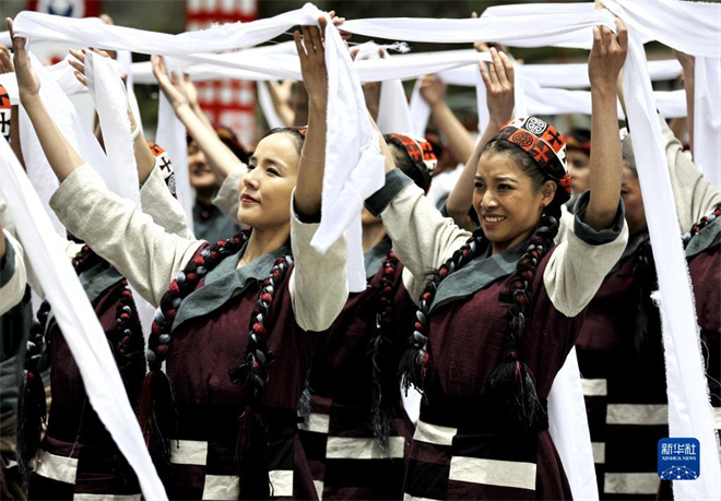 歌舞剧《天边格桑花》在西藏玉麦演出2.jpg
