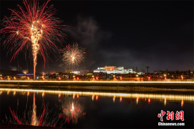 烟花璀璨 西藏拉萨迎藏历新年古突夜3.jpg