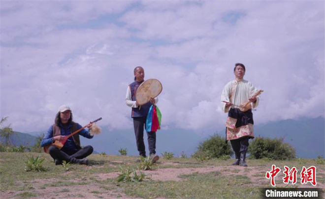 梅里雪山脚下 昔日藏族流浪艺术弦子奏出幸福新生活3.jpg