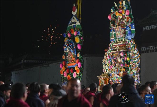 世界藏学府”拉卜楞寺举办酥油花灯展引众观看3.jpg