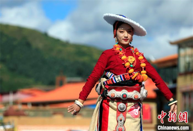 四川壤塘23名藏族青年角逐最美“摩萨·婆萨” 为家乡代言8.jpg