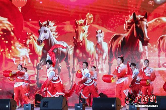 青海贵德：2026藏历火马新年文艺晚会上演4.jpg