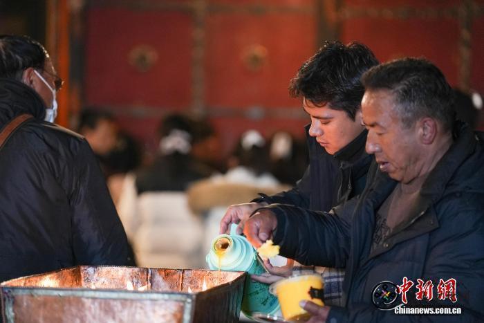 1772085105992408.jpg 藏历新年期间 西藏哲蚌寺游客信众络绎不绝5.jpg