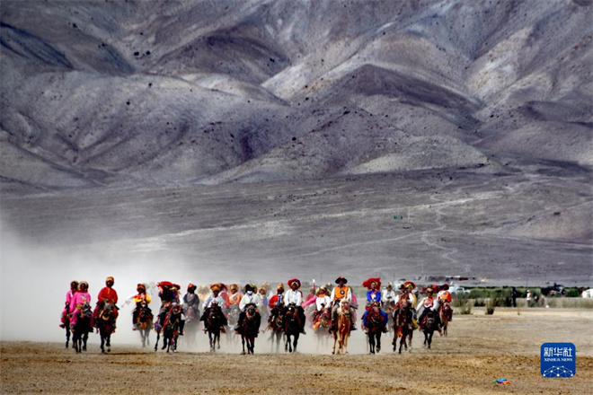 西藏阿里：“噶尔恰钦”赛马会开幕1.jpg