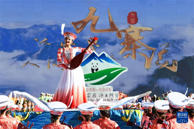 四川阿坝举行成立70周年庆祝大会主题文艺演出1.jpg