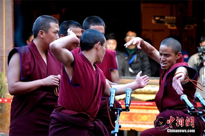 西藏12名考僧立宗答辩晋升藏传佛教格西拉让巴学位2.jpg