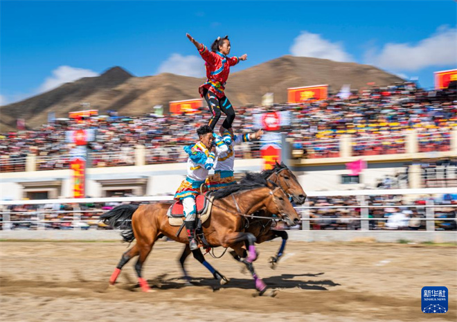 “策马欢歌·珠峰云际”赛马活动在西藏日喀则举行1.jpg