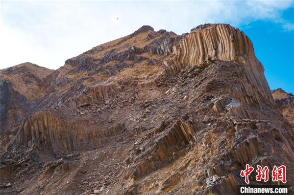 青海发现距今2.2亿年火山岩柱状节理群5.jpg