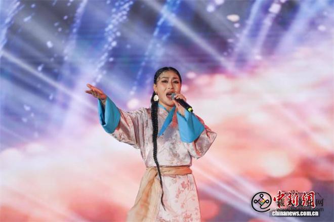 青海贵德：2026藏历火马新年文艺晚会上演7.jpg
