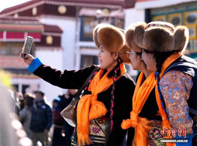 西藏拉萨妇女盛装迎接“仙女节”5.jpg