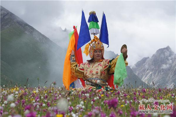 才智:藏区唯一仅存的史诗圆光艺人